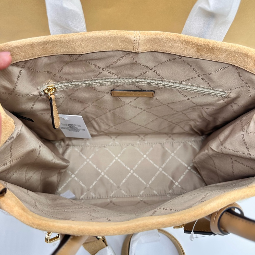 MICHAEL KORS
Mirella Medium Suede and Faux Shearling Tote Bag - Picture 11 of 16